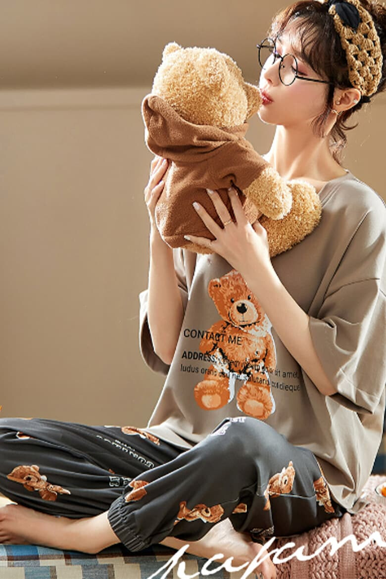 EFAYN.RO Pijama dama set doua piese bluza maneca scurta cu umar cazut margini rotunde in partea jos si pantaloni lungi model cu ursulet cute tematica I sleep with my teddy EFAYN - Pled.ro