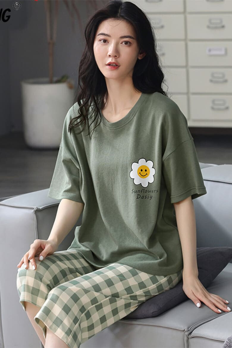 EFAYN.RO Pijama dama set doua piese bluza maneca scurta si pantaloni trei sferturi model vesel cu floricica chic tematica I love flowers EFAYN - Pled.ro