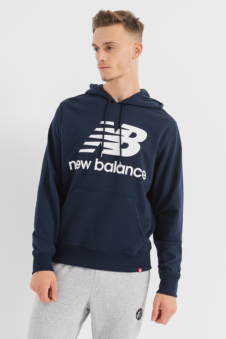 New Balance Hanorac cu model logo si buzunar kangaroo Essentials Stacked - Pled.ro