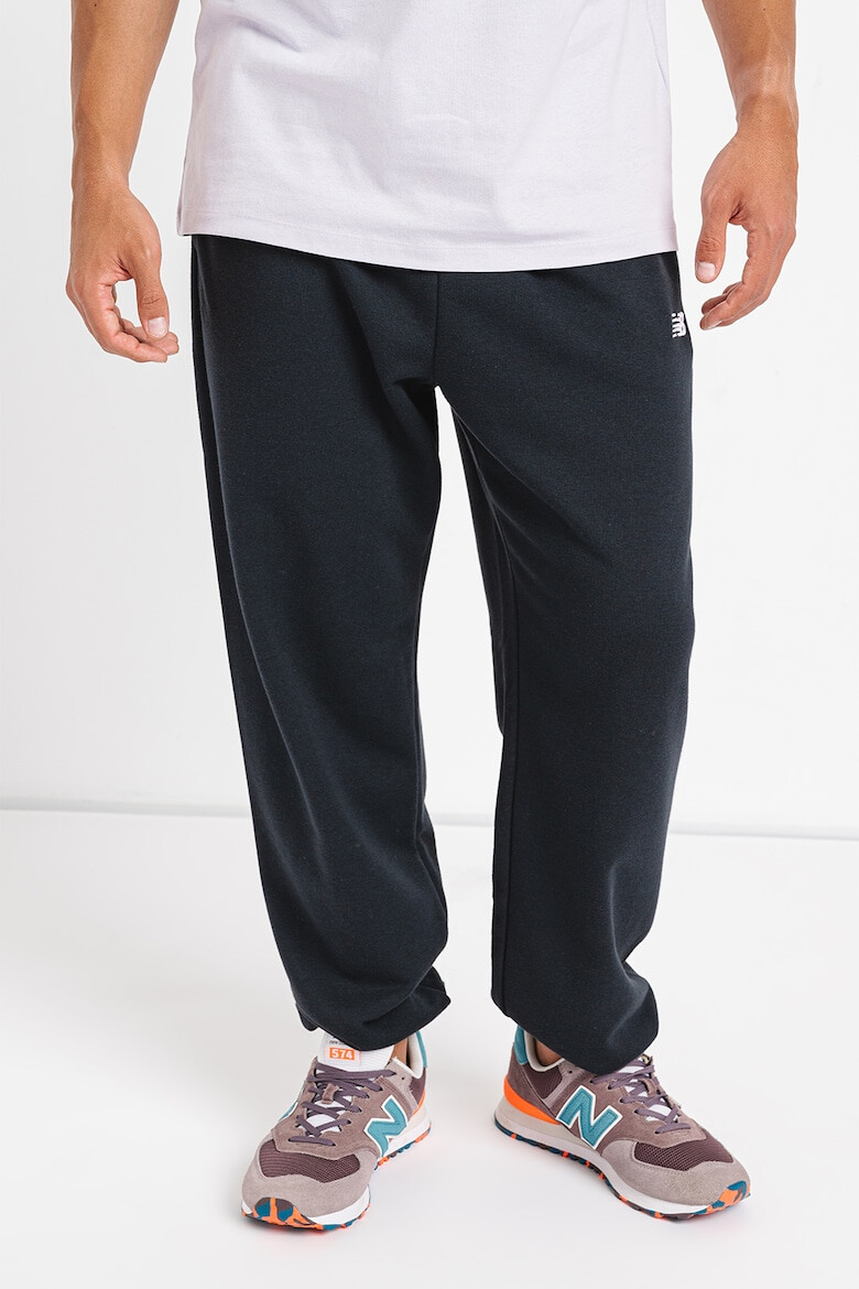 New Balance Pantaloni de trening din amestec de bumbac relaxed fit cu logo - Pled.ro