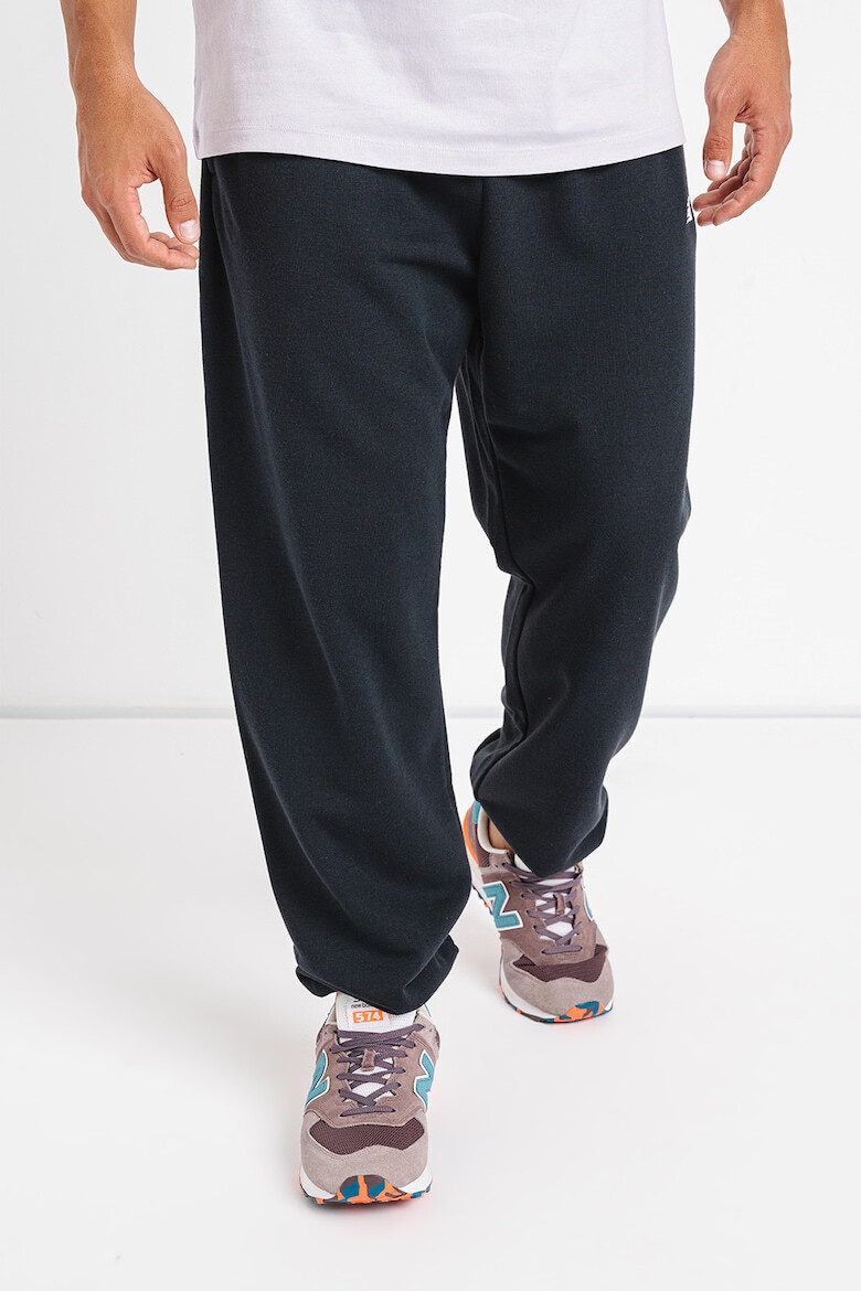 New Balance Pantaloni de trening din amestec de bumbac relaxed fit cu logo - Pled.ro