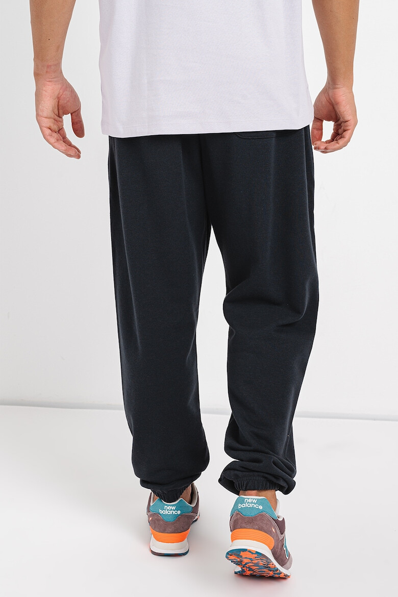 New Balance Pantaloni de trening din amestec de bumbac relaxed fit cu logo - Pled.ro