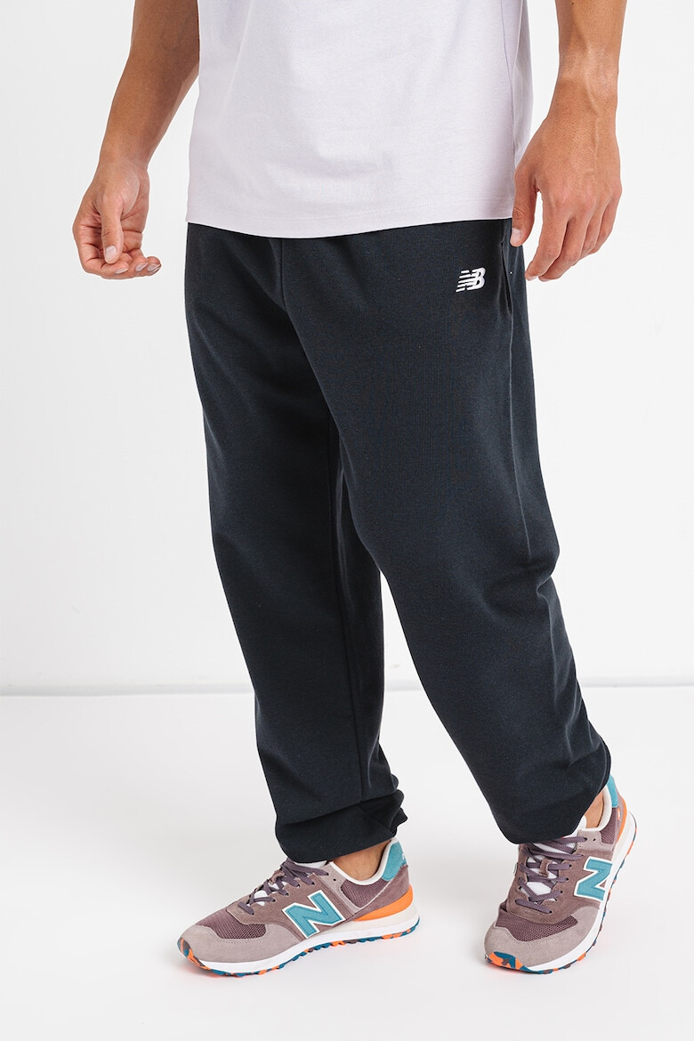 New Balance Pantaloni de trening din amestec de bumbac relaxed fit cu logo - Pled.ro