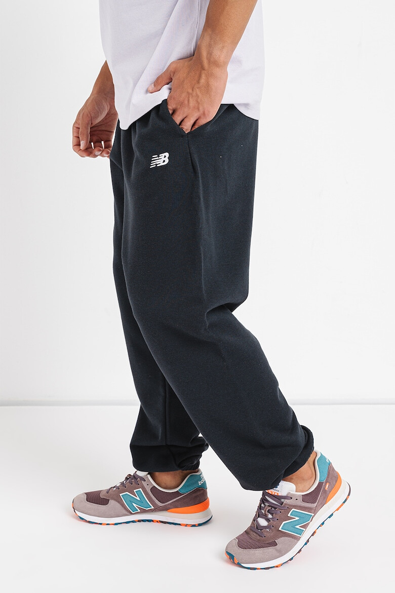 New Balance Pantaloni de trening din amestec de bumbac relaxed fit cu logo - Pled.ro