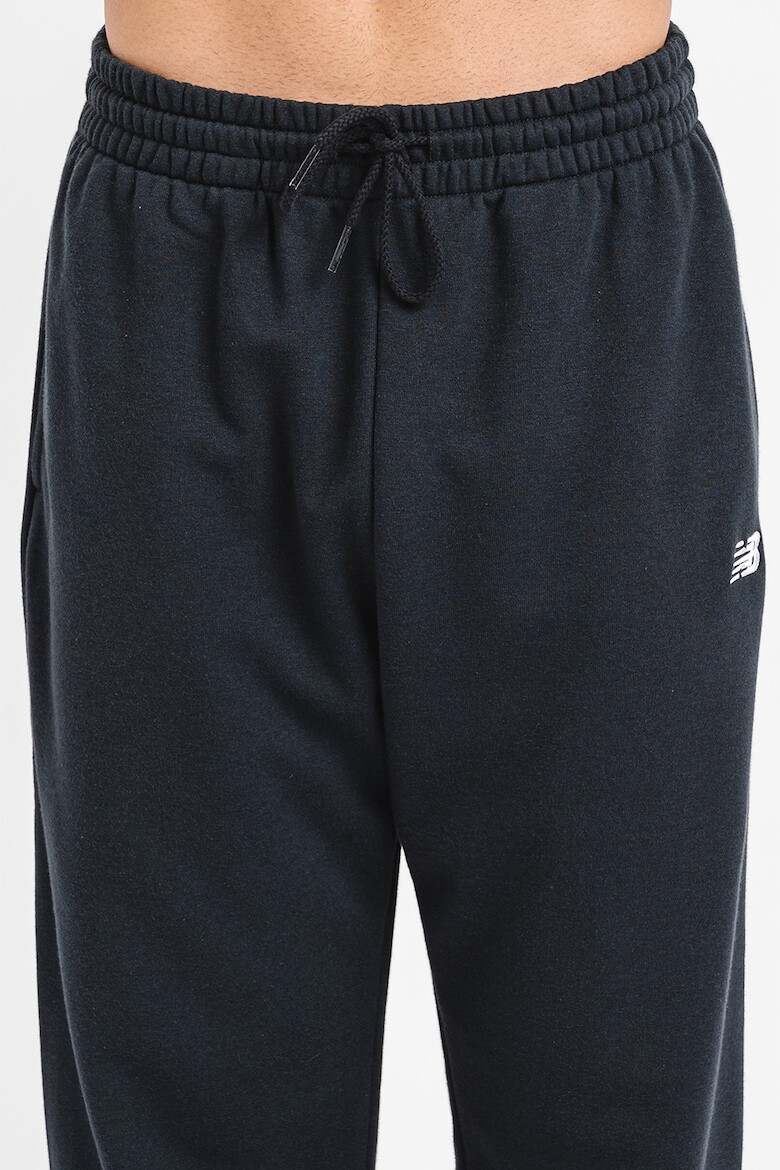 New Balance Pantaloni de trening din amestec de bumbac relaxed fit cu logo - Pled.ro