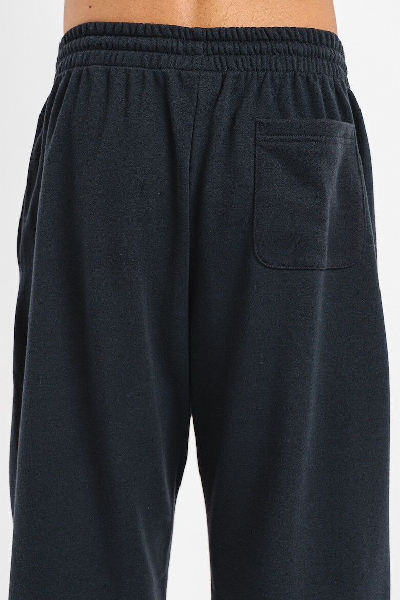 New Balance Pantaloni de trening din amestec de bumbac relaxed fit cu logo - Pled.ro