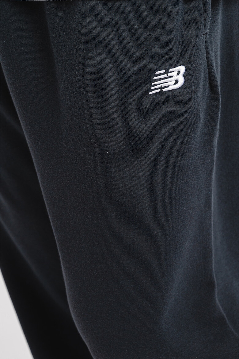 New Balance Pantaloni de trening din amestec de bumbac relaxed fit cu logo - Pled.ro