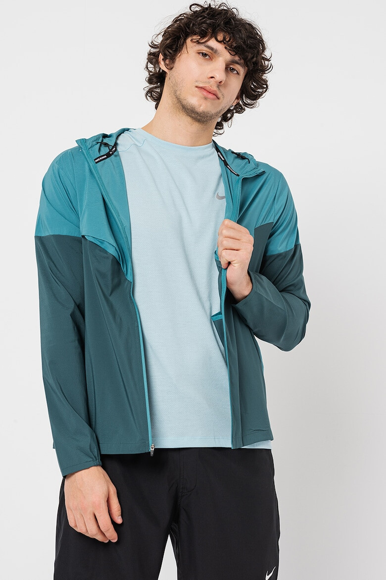 Nike Jacheta cu gluga si detalii reflectorizante pentru alergare Windrunner - Pled.ro