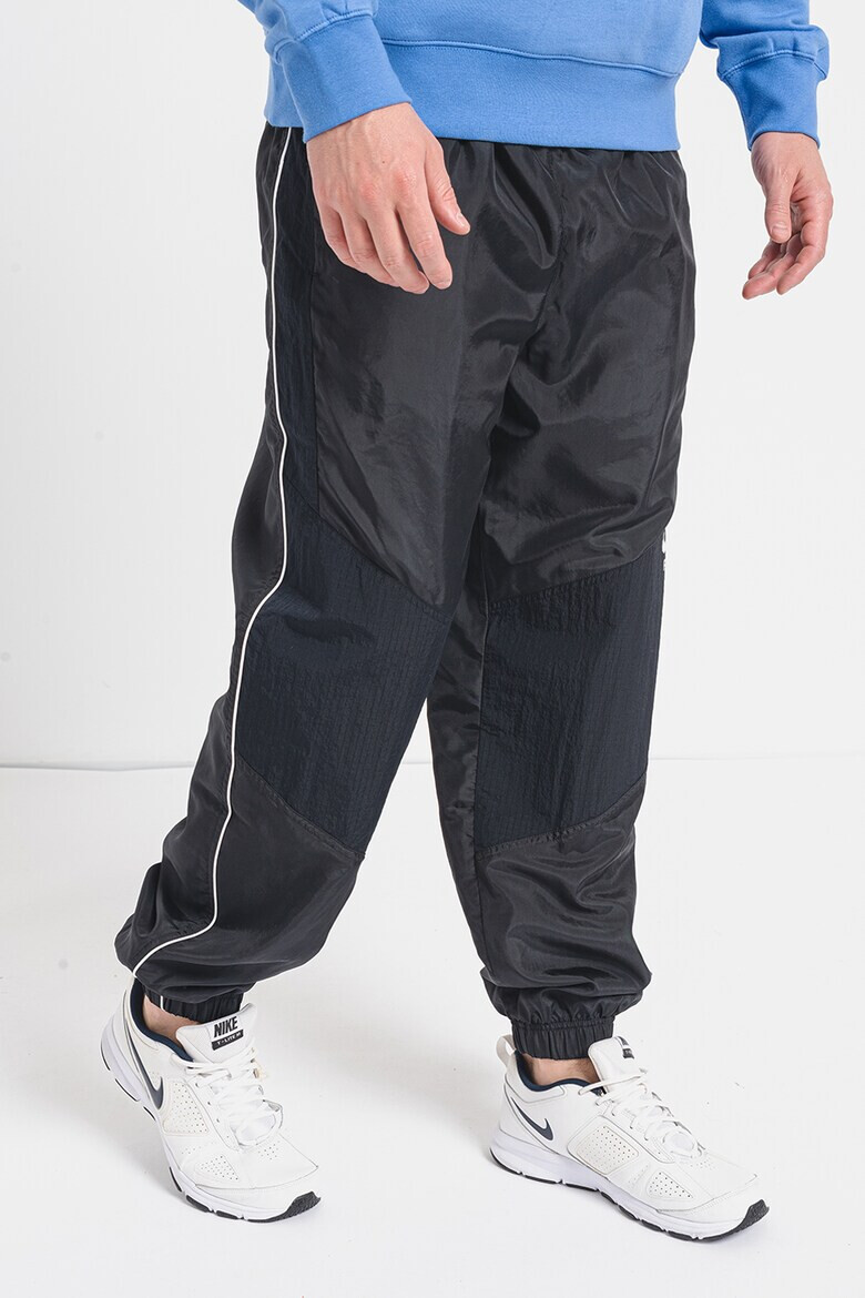 Nike Pantaloni de trening relaxed fit cu buzunare laterale - Pled.ro