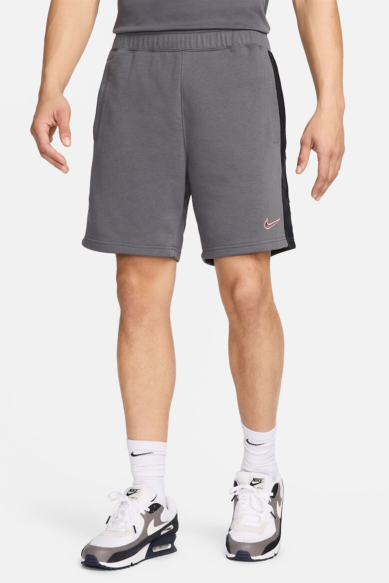 Nike Pantaloni scurti cu buzunare laterale - Pled.ro