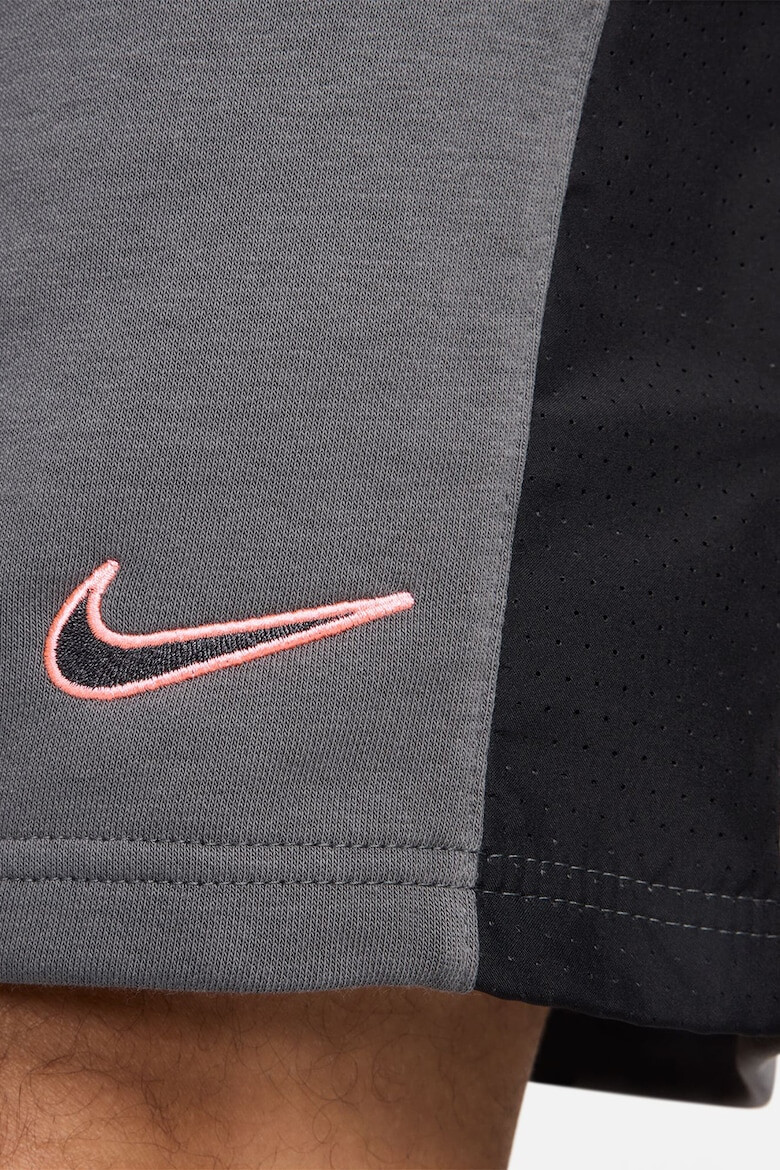 Nike Pantaloni scurti cu buzunare laterale - Pled.ro