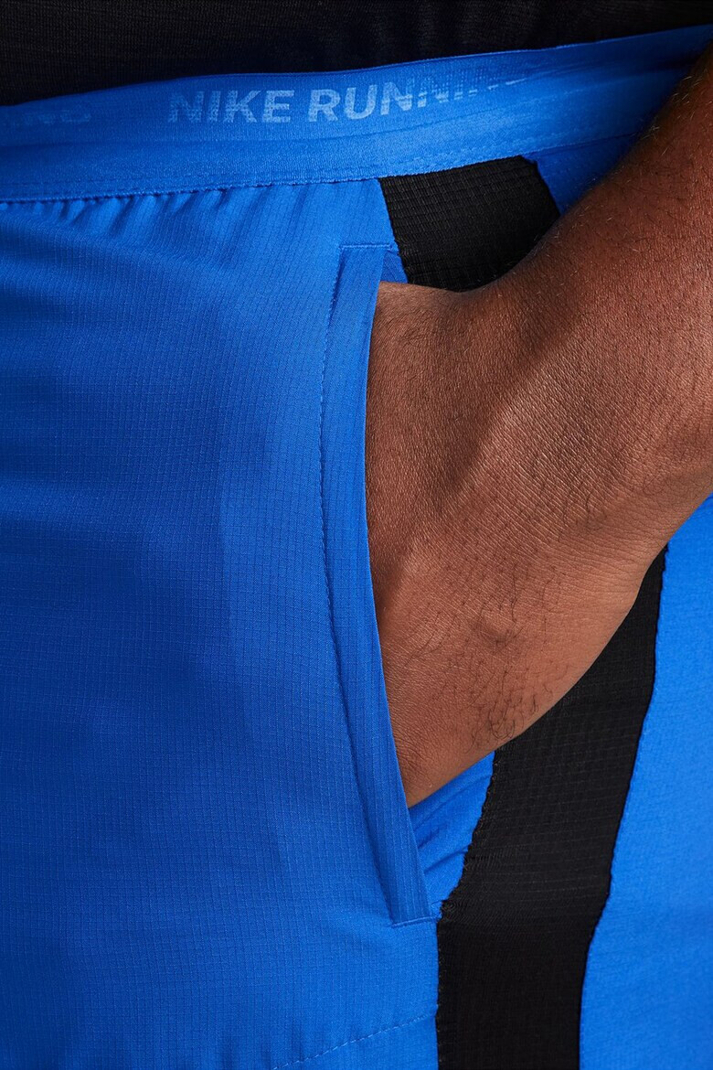 Nike Pantaloni scurti cu buzunare laterale si tehnologie Dri-Fit pentru alergare Stride - Pled.ro