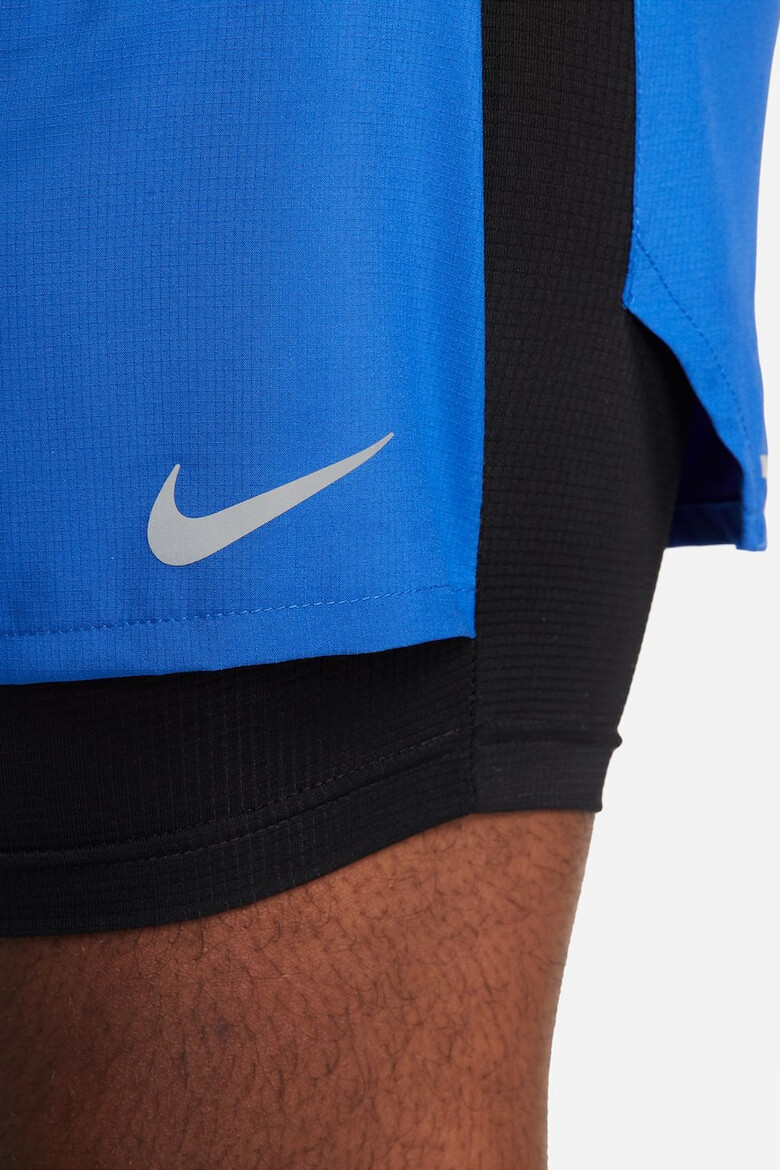 Nike Pantaloni scurti cu buzunare laterale si tehnologie Dri-Fit pentru alergare Stride - Pled.ro