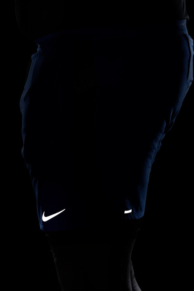 Nike Pantaloni scurti cu buzunare laterale si tehnologie Dri-Fit pentru alergare Stride - Pled.ro