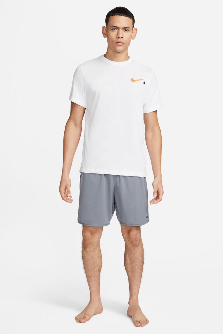 Nike Pantaloni scurti cu buzunare oblice si tehnologie Dri-FIT pentru fitness - Pled.ro