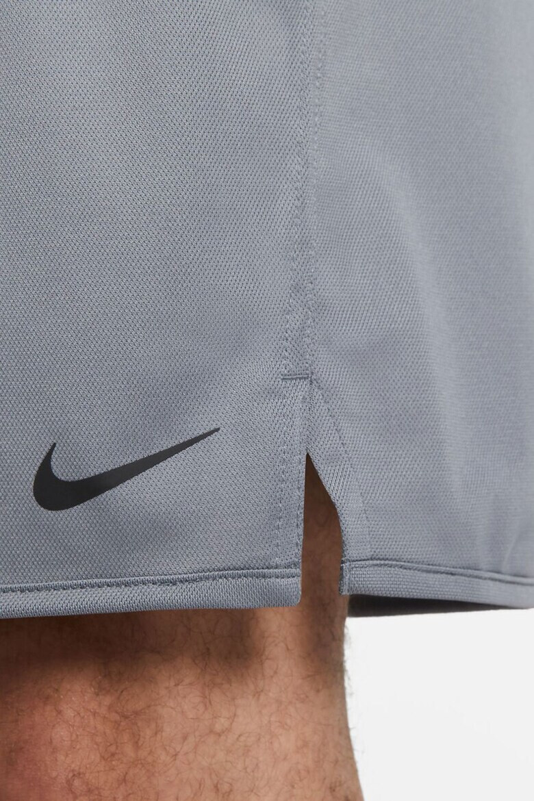 Nike Pantaloni scurti cu buzunare oblice si tehnologie Dri-FIT pentru fitness - Pled.ro