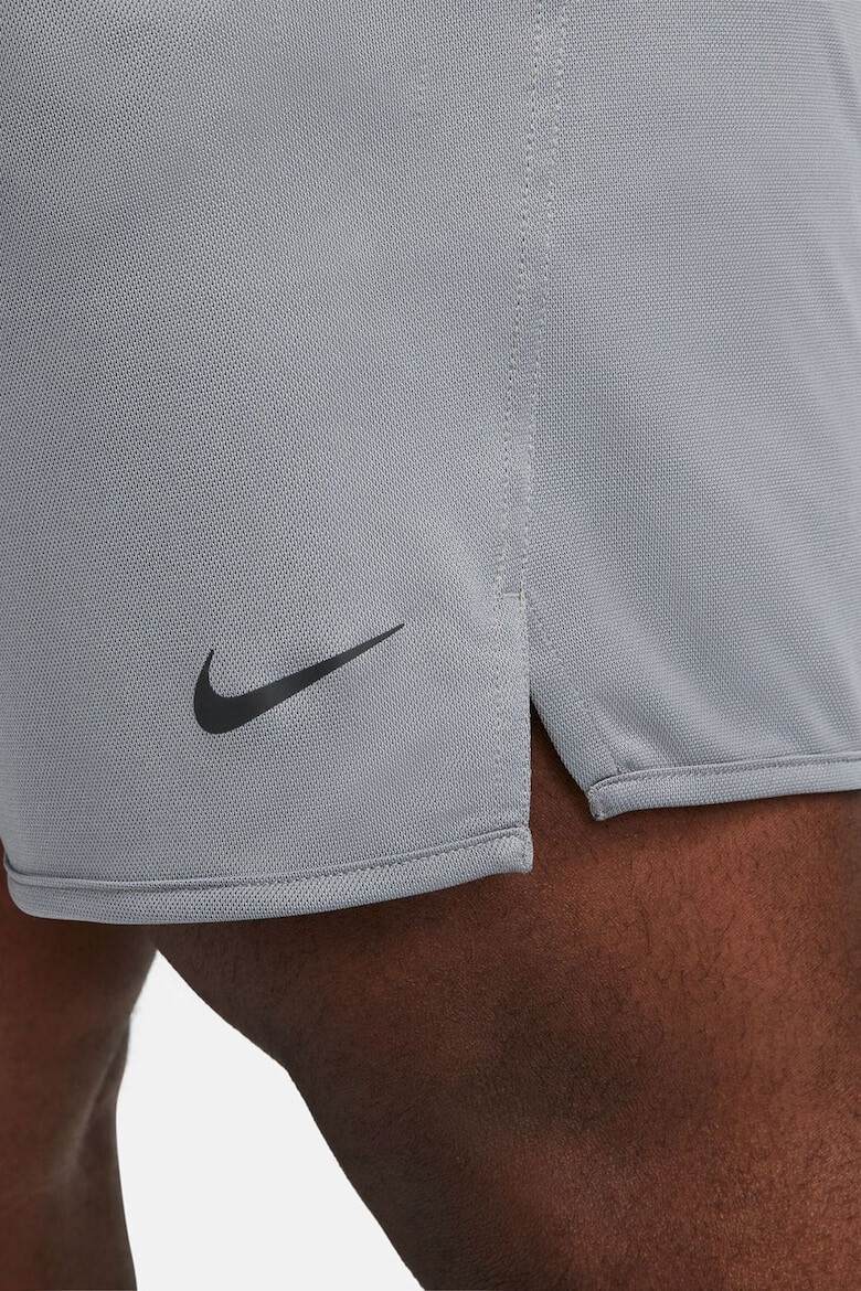 Nike Pantaloni scurti cu buzunare oblice si tehnologie Dri-FIT pentru fitness - Pled.ro