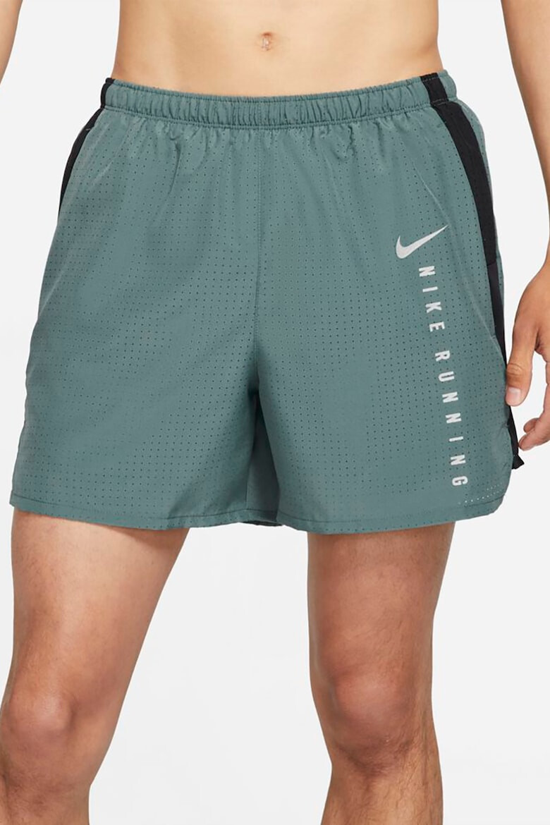 Nike Pantaloni scurti cu detalii reflectorizante si tehnologie Dri-FIT pentru alergare Run Division - Pled.ro