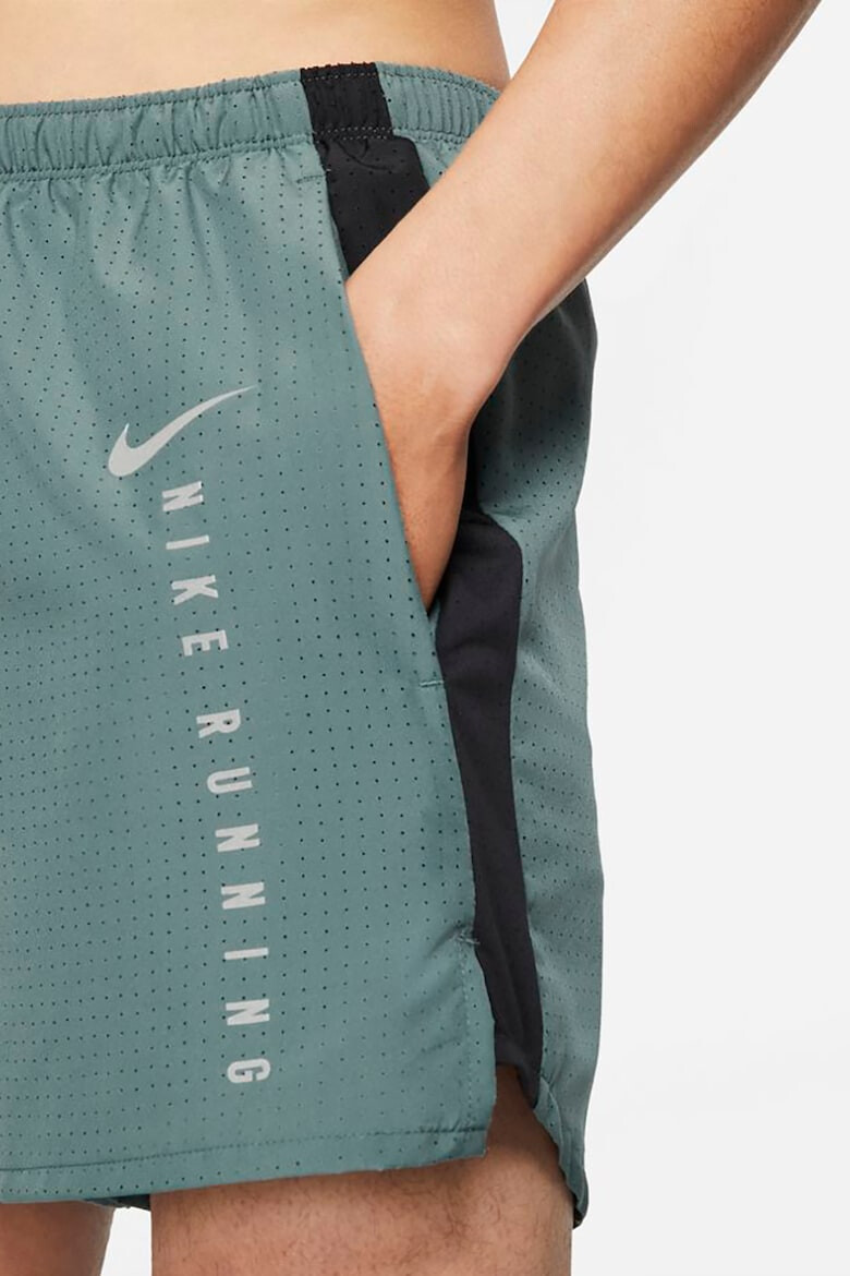 Nike Pantaloni scurti cu detalii reflectorizante si tehnologie Dri-FIT pentru alergare Run Division - Pled.ro