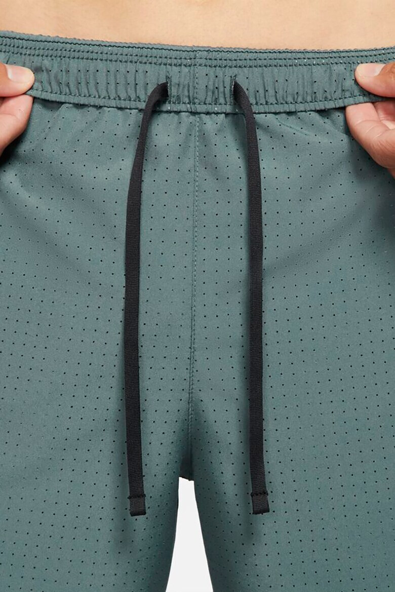 Nike Pantaloni scurti cu detalii reflectorizante si tehnologie Dri-FIT pentru alergare Run Division - Pled.ro