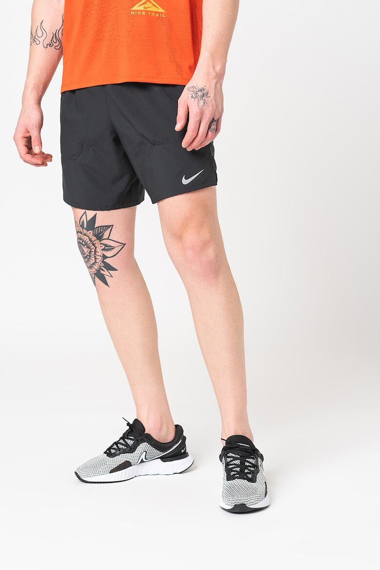 Nike Pantaloni scurti cu snur si tehnologie Dri-Fit pentru alergare Stride - Pled.ro