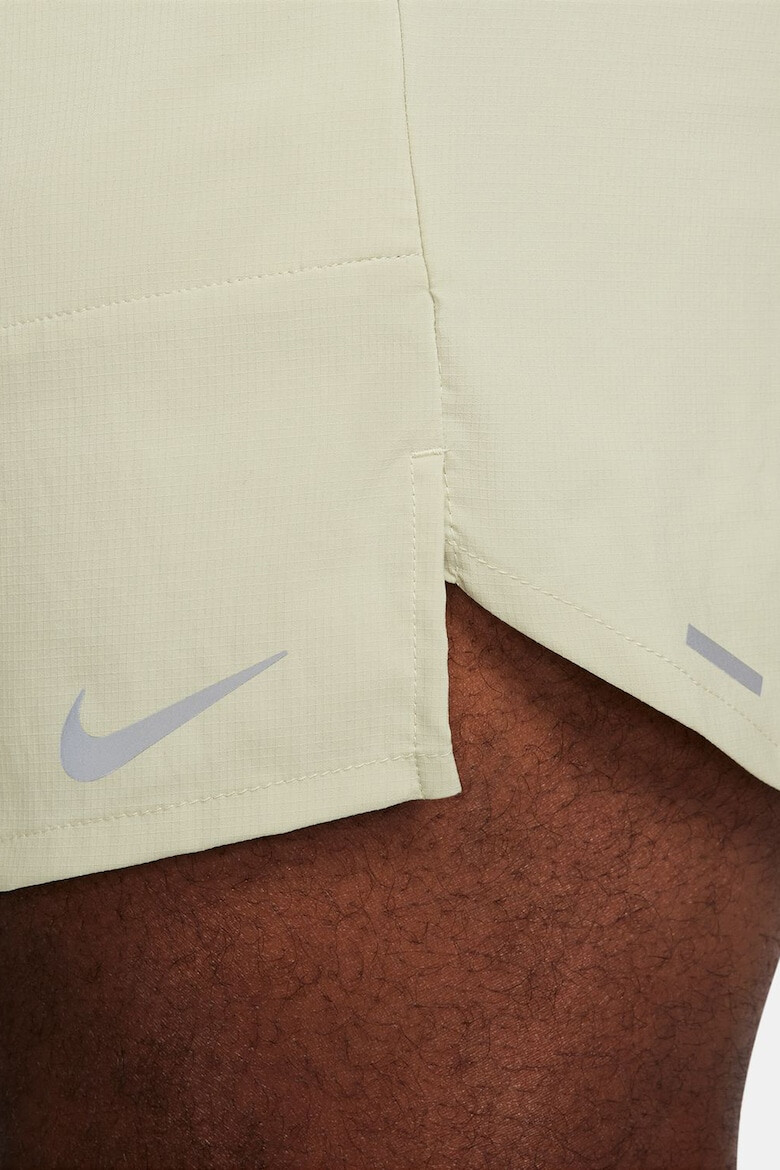 Nike Pantaloni scurti cu snur si tehnologie Dri-Fit pentru alergare Stride - Pled.ro