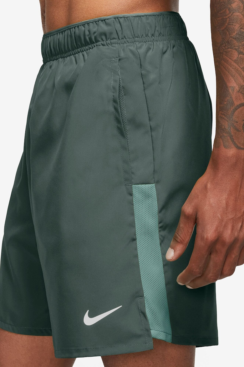 Nike Pantaloni scurti cu tehnologie Dri-FIT si buzunare laterale pentru alergare Challenger - Pled.ro