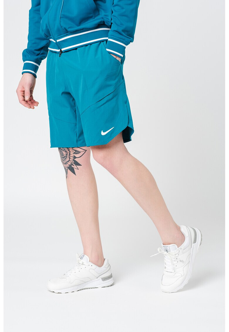 Nike Pantaloni scurti cu tehnologie Dri-Fit si detaliu logo pentru tenis Court - Pled.ro