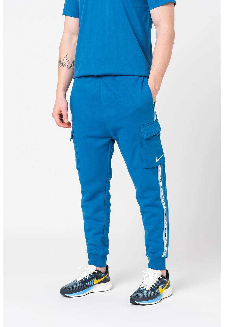 Nike Pantaloni sport cargo cu banda logo laterala Repeat - Pled.ro