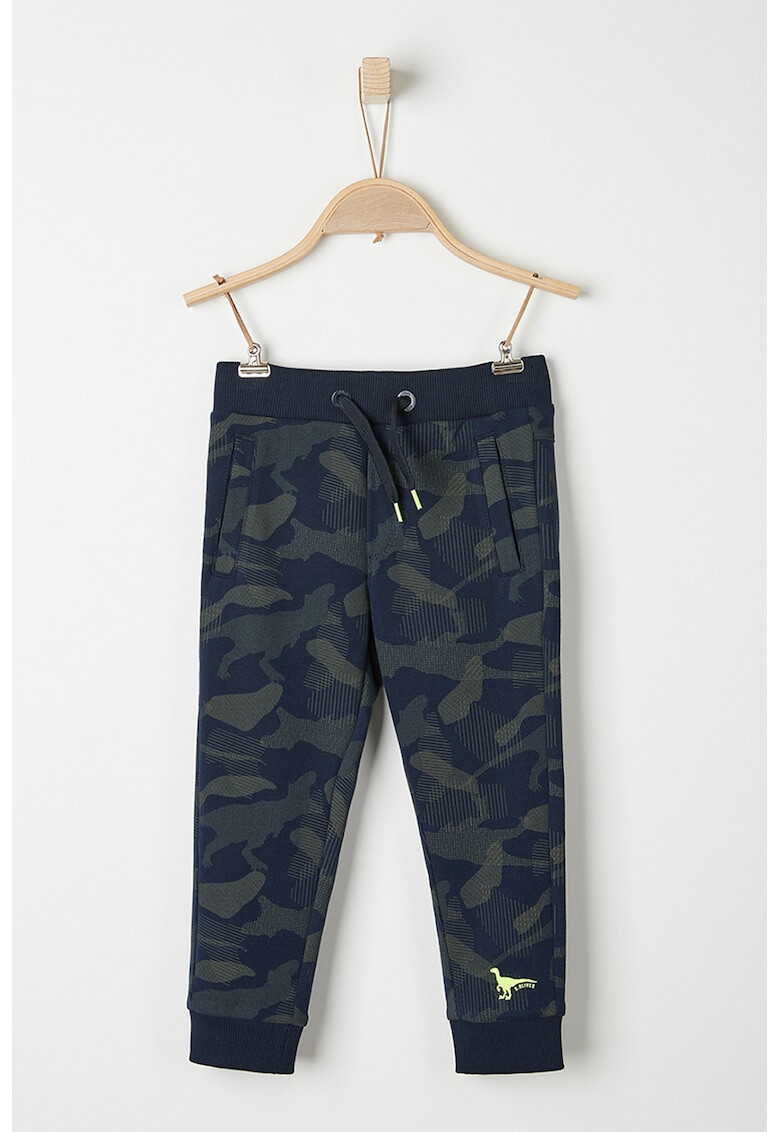 s.Oliver Pantaloni sport cu imprimeu camuflaj - Pled.ro