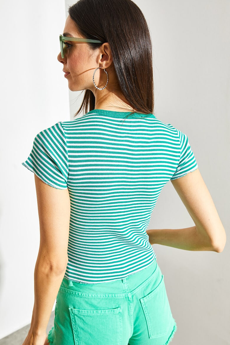 Shade Tricou crop cu model in dungi si decolteu la baza gatului - Pled.ro