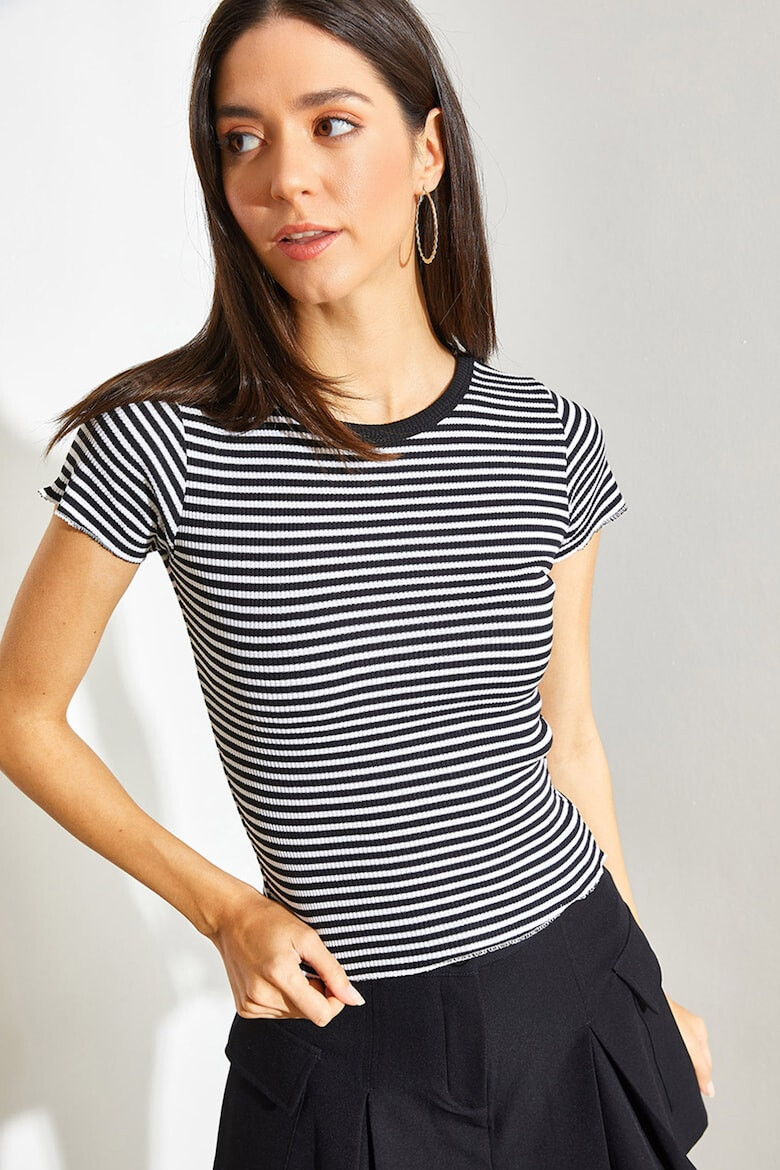 Shade Tricou crop cu model in dungi si decolteu la baza gatului - Pled.ro