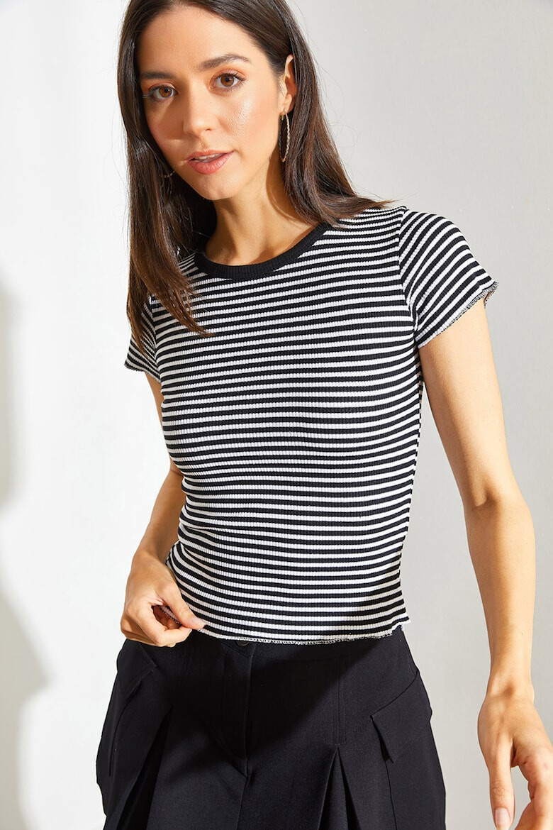 Shade Tricou crop cu model in dungi si decolteu la baza gatului - Pled.ro