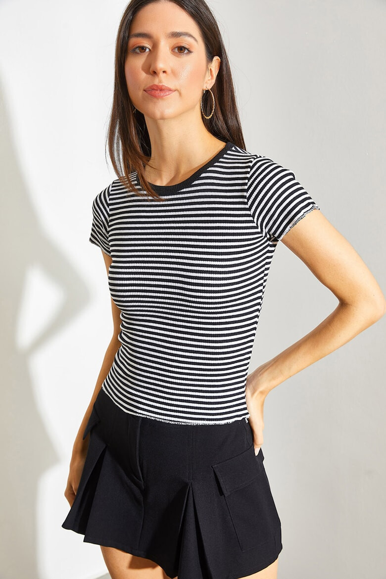 Shade Tricou crop cu model in dungi si decolteu la baza gatului - Pled.ro