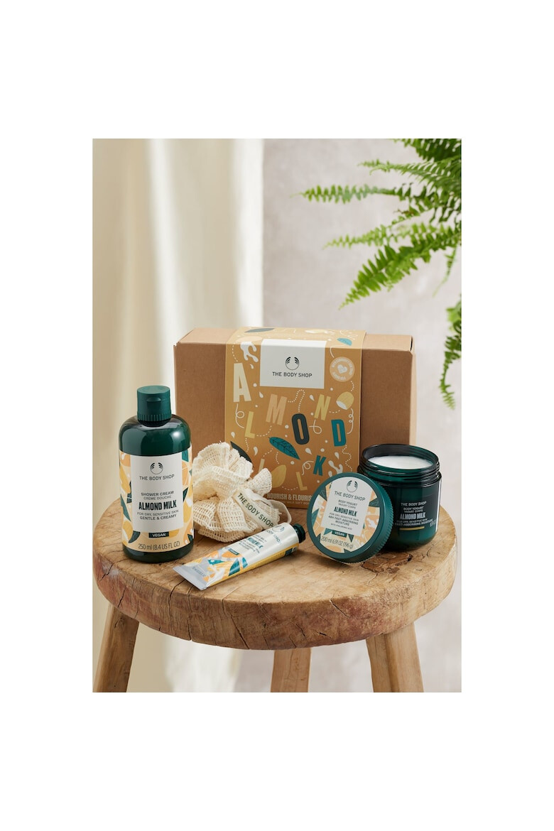 The Body Shop Set Nourish & Flourish Almond Milk Crema de dus cu lapte de migdale 250ml+Iaurt de corp cu lapte de migdale 200ml+Balsam de maini cu lapte de migdale 30ml+Mini burete de baie - Pled.ro