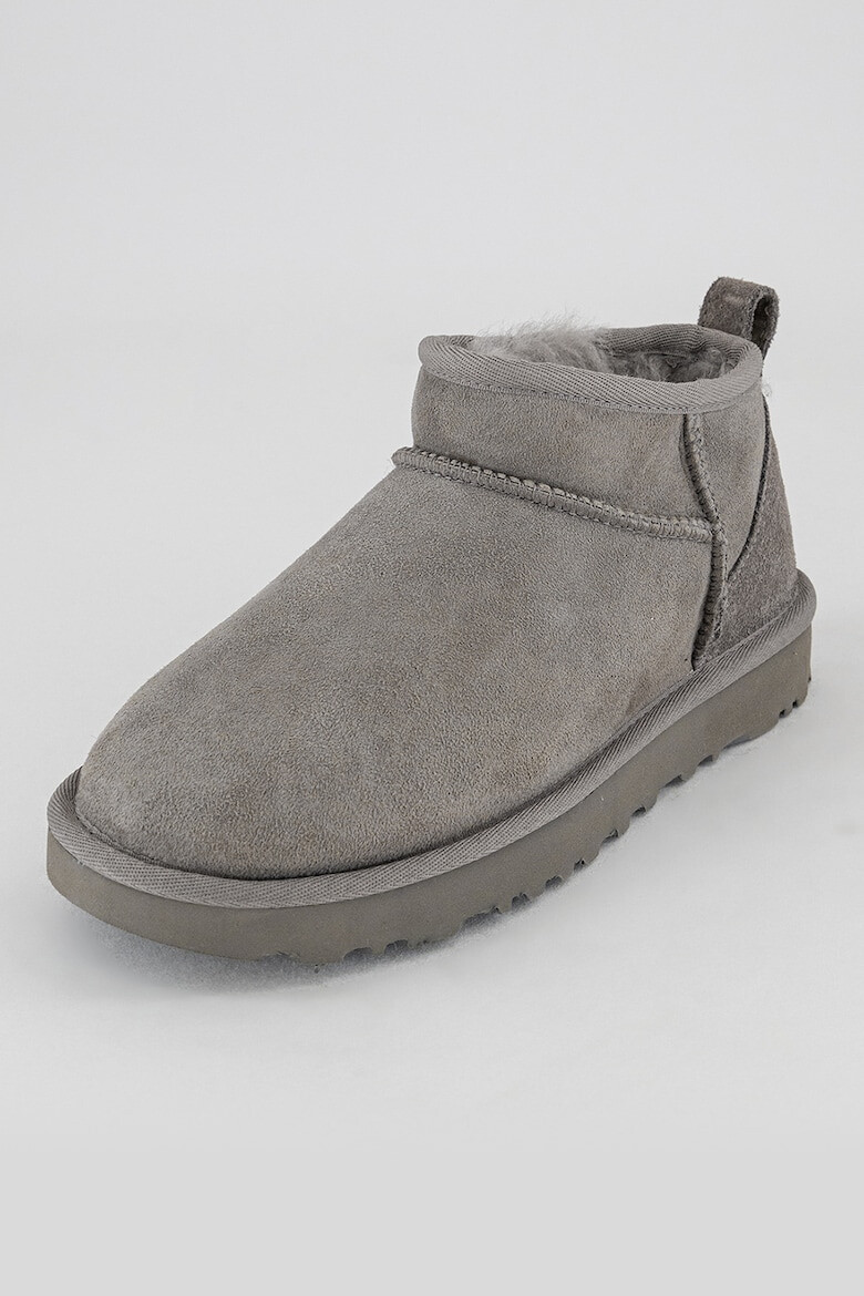 UGG Ghete slip-on de piele intoarsa cu finisaj rezistent la apa Classic Ultra Mini - Pled.ro