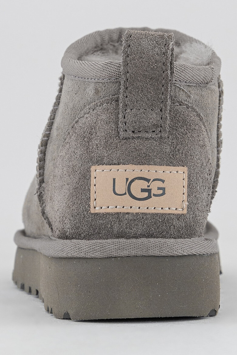 UGG Ghete slip-on de piele intoarsa cu finisaj rezistent la apa Classic Ultra Mini - Pled.ro