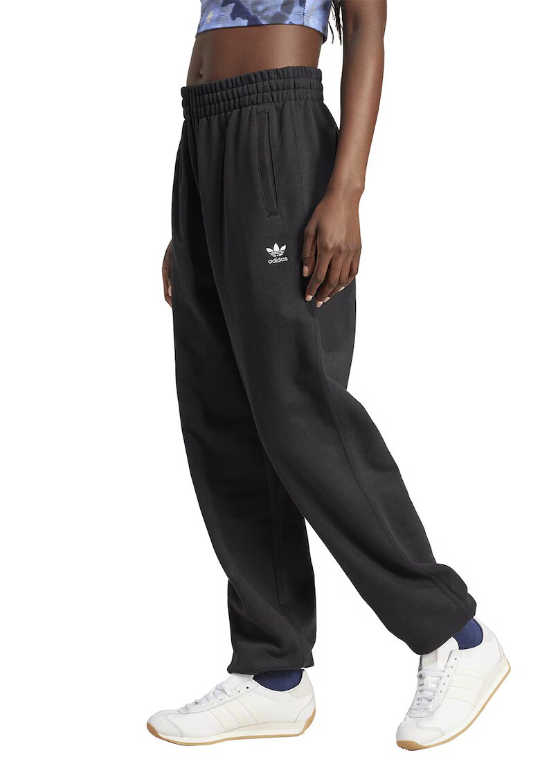 adidas Originals Pantaloni de trening relaxed fit cu captuseala calduroasa Essentials - Alb optic/Gri antracit