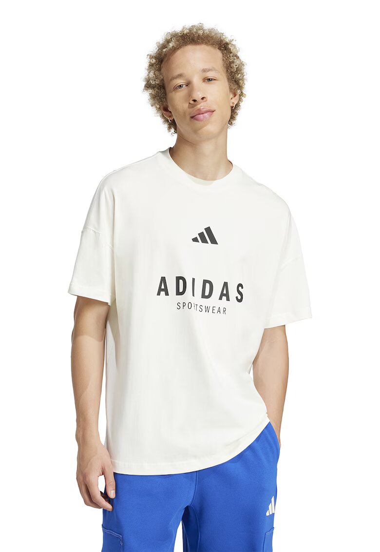 ADIDAS SPORTSWEAR Tricou cu decolteu la baza gatului si imprimeu logo - Alb optic