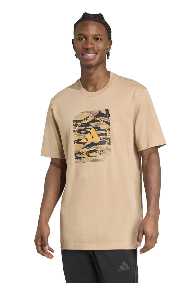 ADIDAS SPORTSWEAR Tricou cu decolteu la baza gatului si imprimeu logo - Galben pai/Maro nisip/Gri inchis