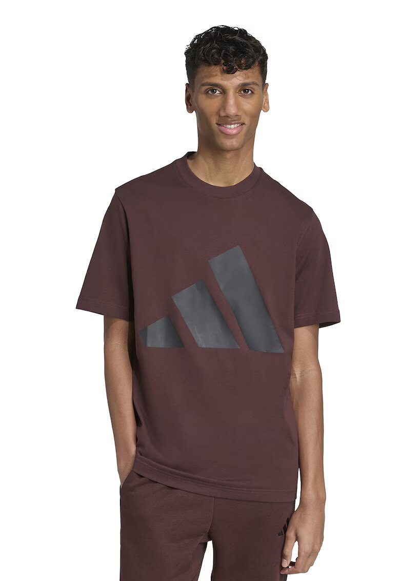 ADIDAS SPORTSWEAR Tricou cu decolteu la baza gatului si imprimeu logo - Maro cognac/Gri antracit