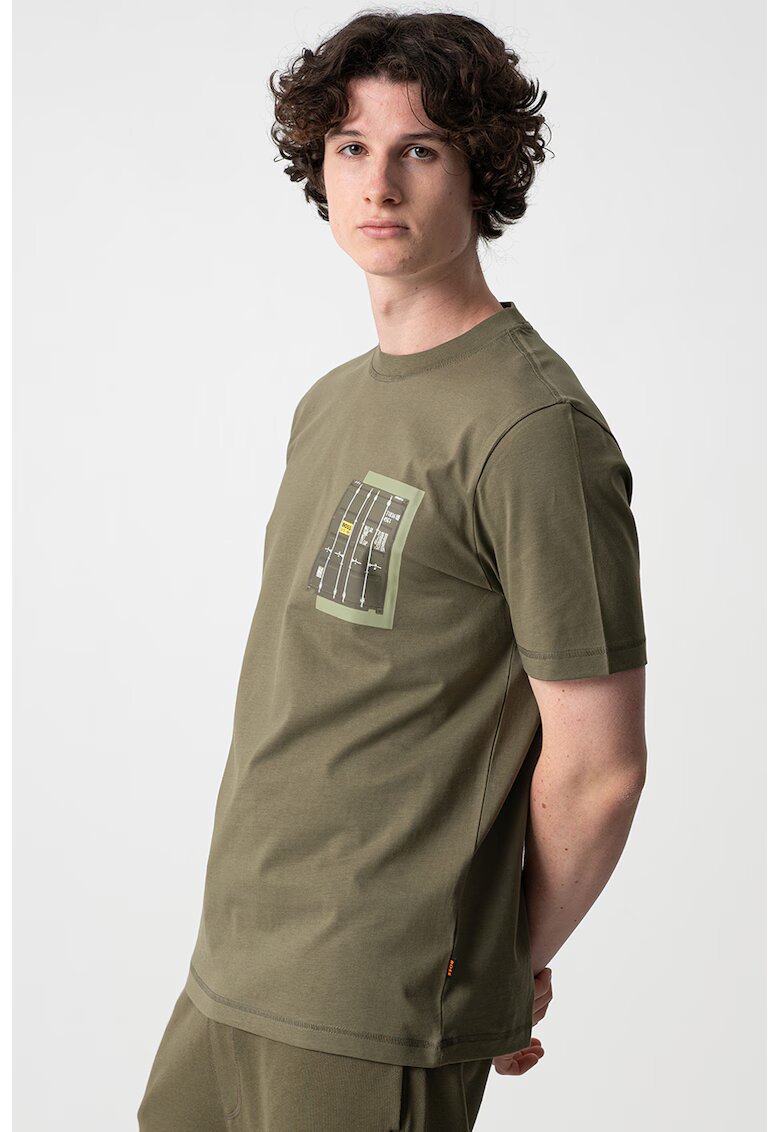 Boss Tricou cu decolteu la baza gatului si imprimeu grafic pe piept - Verde aquamarin/Alb murdar