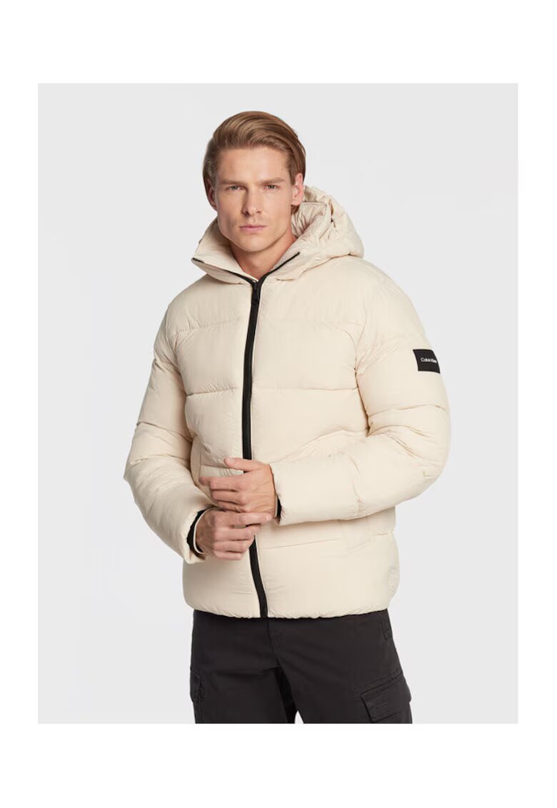 Calvin Klein Geaca de iarna barbati bej - 2 caracteristici reprezentative