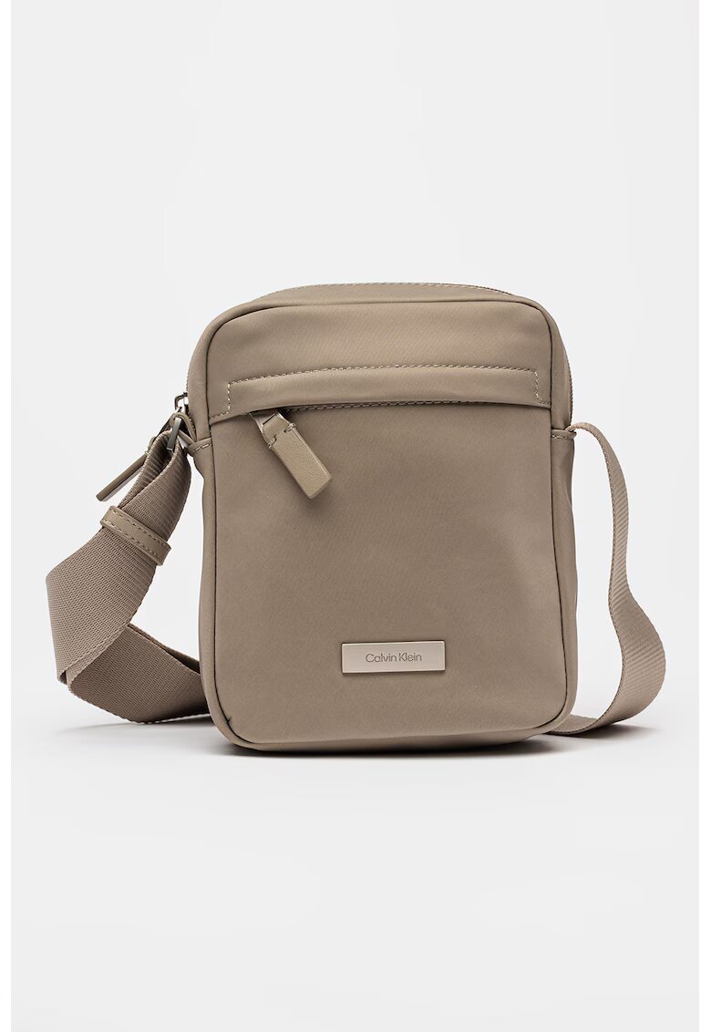 Calvin Klein Geanta crossbody Sleek Reporter - Maro taupe
