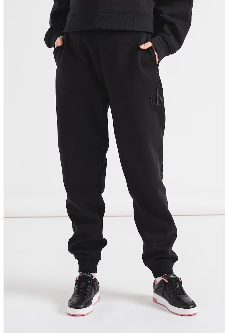 Calvin Klein Jeans Pantaloni de trening conici cu monograma brodata - Negru