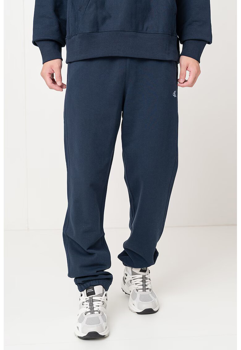 Calvin Klein Jeans Pantaloni de trening relaxed fit cu terminatie elastica - Bleumarin
