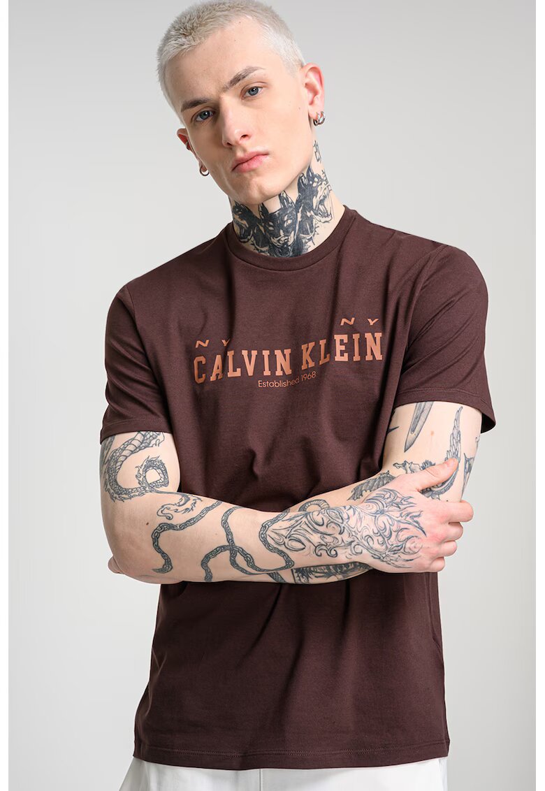 Calvin Klein Jeans Tricou de bumbac cu decolteu la baza gatului si logo - Maro inchis