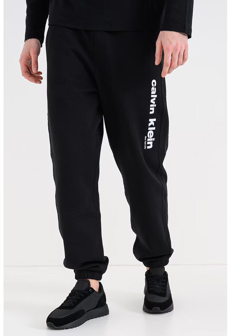 Calvin Klein Pantaloni de trening din amestec de bumbac cu imprimeu logo - Negru