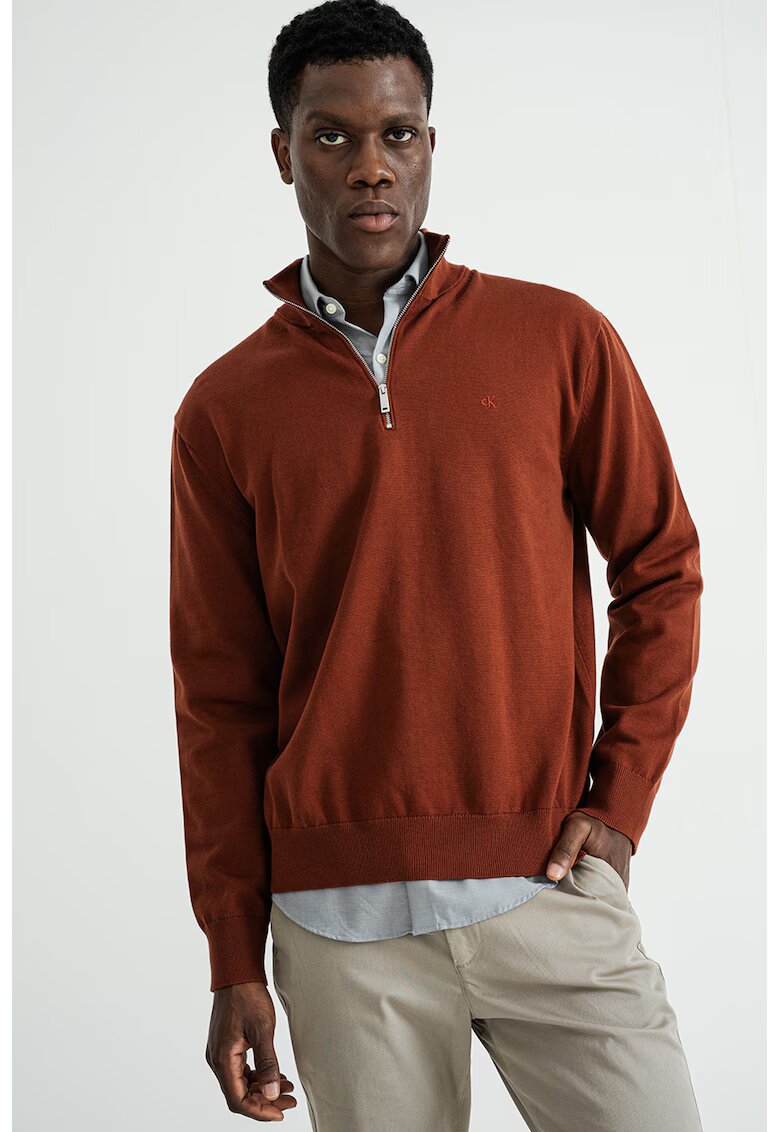Calvin Klein Pulover de bumbac cu fenta cu fermoar - Maro scortisoara