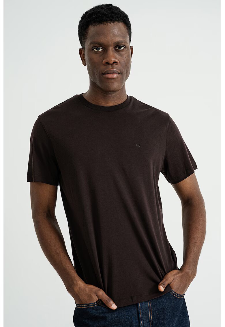 Calvin Klein Tricou regular fit cu decolteu la baza gatului - Maro inchis